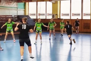 Астраханские спортcменки начали домашний гандбольный турнир с поражения и победы