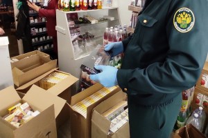 На рынке Астрахани таможенники нашли безакцизные сигареты и кальянный табак