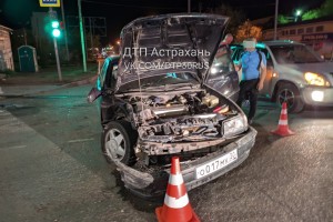 В Астрахани машина врезалась в остановку