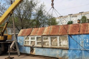 В Астрахани продолжают демонтировать незаконные киоски