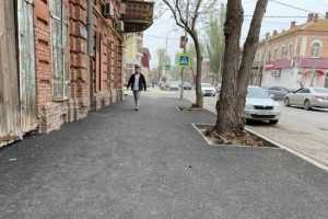 В Астрахани в праздничные дни продолжается ремонт дорог