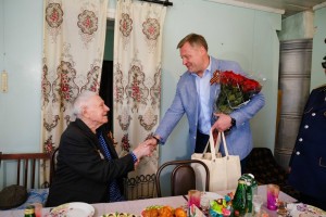 Астраханский губернатор поздравил с Днём Победы участника ВОВ Виталия Щербакова