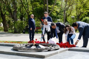 В Астрахани консулы Прикаспийских стран возложили цветы к Вечному огню