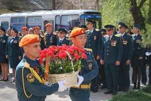 Сотрудники астраханского управления МЧС возложили цветы к памятнику пожарным-спасателям