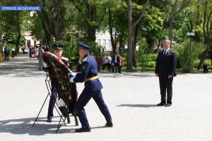 В Астрахани прошла церемония возложения венка и цветов к Вечному огню