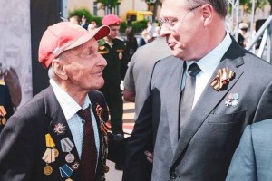 Ветеран Великой Отечественной войны прошёл в строю в День Победы по площади Астрахани