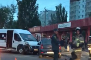 В Астрахани маршрутка столкнулась с иномаркой