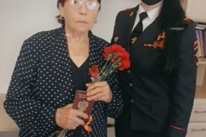 В Астрахани в День Победы полицейские вручили российский паспорт 85-летней дочери блокадника