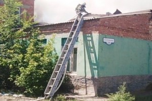В Ильинке Астраханской области загорелось двухэтажное здание