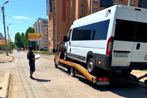 В Астрахани судебные приставы за долги арестовали маршрутное такси