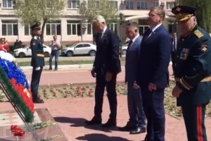 Губернатор Астраханской области возложил цветы в Знаменске