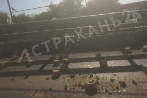 Причиной пробки на Аэропортовском мосту в Астрахани стала россыпь битого кирпича