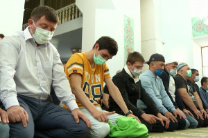 Муфтий и губернатор Астраханской области обратились к верующим в главной мечети региона