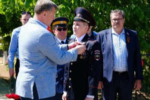 Астраханского офицера полиции наградили медалью МЧС за спасение ребёнка из воды