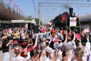 Астраханцы встретили ретропоезд Победы