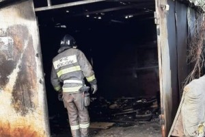 В Астраханской области сгорели два гаража