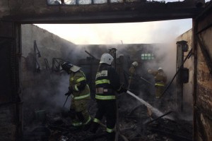 Десять пожарных тушили гараж в Астрахани