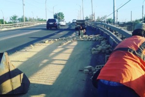 В Астрахани разыскивают водителя, потерявшего на мосту кучу кирпича