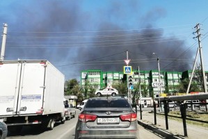 В Астрахани крупный пожар охватил более десятка автомобилей