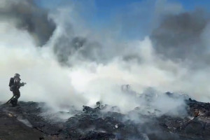 В МЧС сообщили о локализации пожара на авторазборке в Астрахани