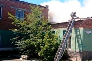 Под Астраханью пожарным вновь пришлось тушить здание бывшей поликлиники