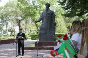 В Астрахани возложили цветы к памятнику Махтумкули Фраги в честь праздника Туркменистана