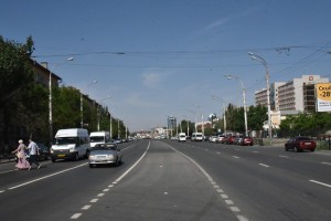 В Астрахани ремонтируют дороги к медицинским учреждениям