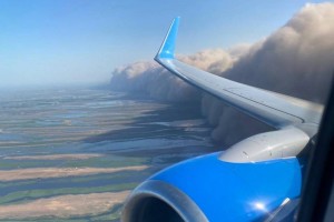 В Астрахани из-за песчанной бури не смогли приземлиться два самолета