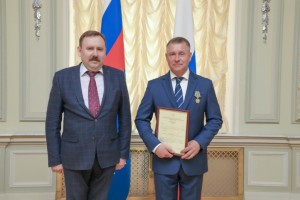 Главе МЧС России и должностным лицам ведомства вручены награды от ФСИН России