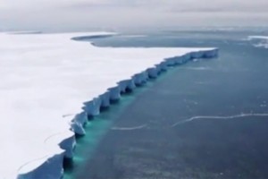 В день песчаной бури в Астрахани в Антарктиде откололся огромный айсберг