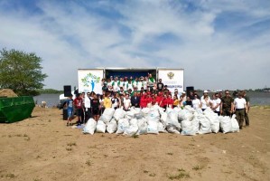 В Астраханской области экоактивисты очистили берег Волги от мусора