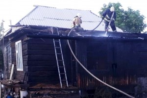В астраханском микрорайоне за полдня сгорели два жилых дома
