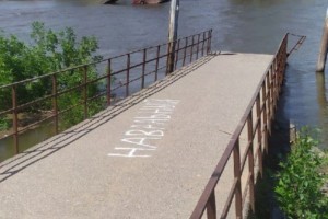 В Астрахани на затонувшем понтонном мосту появилась надпись &#171;Навальный&#187;