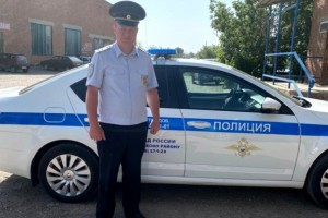 Астраханского школьника, упавшего в&#160;обморок на линейке, доставил домой полицейский