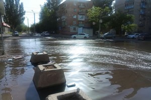 Пять улиц в Астрахани остались без воды из-за аварии