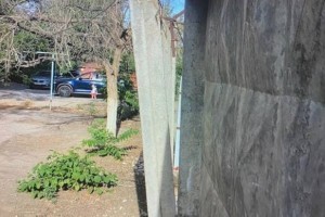 В Астрахани разрушающийся бетонный забор на улице Челябинской угрожает горожанам