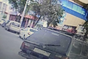 В Астрахани сняли на видео наглого водителя на пешеходной зоне