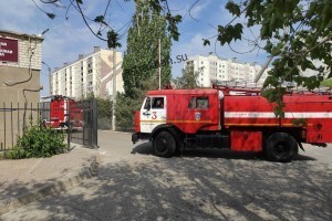 В Астраханской области сгорели жилой дом, хозпостройка и камыш