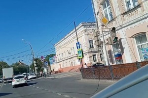 В центре Астрахани фура оборвала провода (видео)