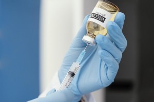 Вакцину от COVID-19 собираются внести в национальный календарь прививок