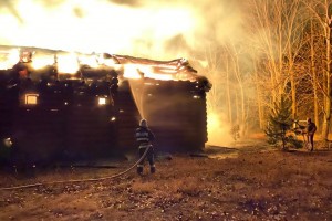 В Астрахани из-за халатности людей сгорели гараж и нежилое здание