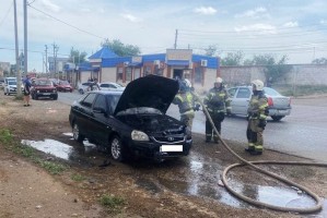В одном районе Астрахани горели автомобиль и гараж