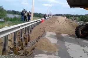 В Ахтубинске после дождя &#171;поплыл&#187; отремонтированный мост