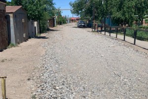 В районах Астрахани грунтовые дороги засыпают инертным материалом