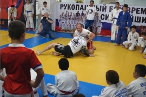 В Астраханской области провёл мастер-классы суперчемпион по единоборствам
