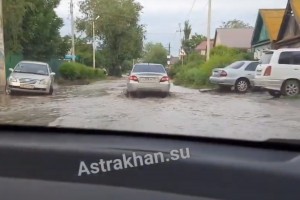 Астраханские улицы утонули после ливня