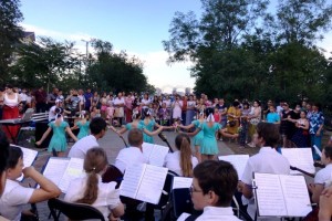 На правобережье Астрахани устроили детский концерт под открытым небом