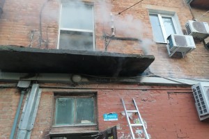 В Астрахани в многоквартирном доме загорелась проводка