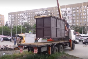 В Кировском районе Астрахани с начала этого года вывезли 20 незаконных ларьков