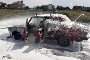 В Астрахани на проезжей части сгорела машина